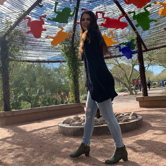 Meet your Posher, Alyssa - Picture 4 of 7